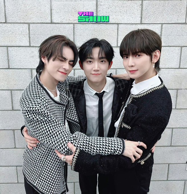 xiaodejuyn's tweet photo. 𝗪𝗮𝘆𝗭𝗲𝗻𝗡𝗶𝗲𝘀, you already know how many dreams we’ve made come true on this stage, and how much love we’ve felt here. In a world where everything eventually changes, I’ll still be right here.

Thank you for the past three years. Thank you, 𝐓𝐡𝐞 𝐒𝐡𝐨𝐰. 💚 https://t.co/JiHu8CCvuY