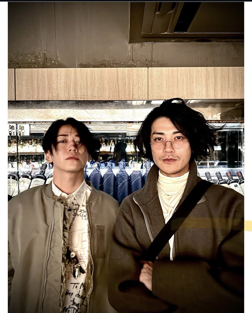 ya_ma_p_0409's tweet photo. 赤西仁の仁亀投稿写真撮ってるのまっすーだ………
まっすーが同期会って上げてるまんまの帽子が写ってる……同期会に赤西仁がいたってわけだ…… https://t.co/9a8APxl3qC