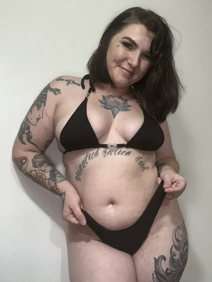 Good morning! 💛
Katarina is waiting to do her FIRST custom! 
Email sara@seductivestudios.com to book her now!