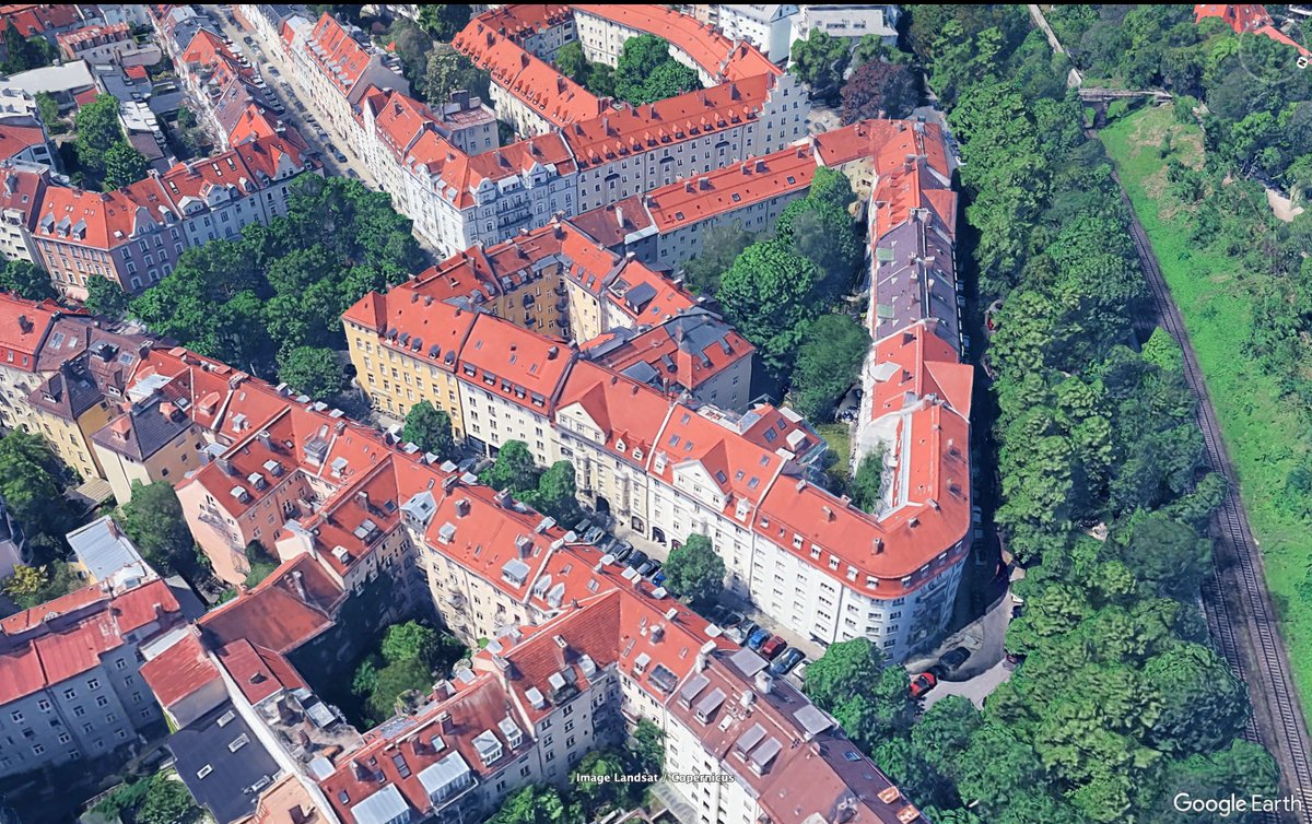 UrbanCourtyard's tweet image. 4 blocks to a store is NOT urban convenience. Americans are so abused by horrible American urbanism that they don&apos;t even know what urban convenience looks like. 
Americans should demand (because we deserve) dense, green, amenity-rich neighborhoods where there is commercial…