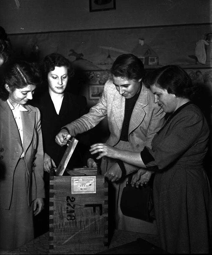Por primera vez. Votar y ser elegidas. 
El 11 de noviembre de 1951, 3.5 millones de mujeres votaron por 1ra vez en nuestro país. Los registros indican que la participación femenina fue del 90%. El peronismo logró la reelección de Perón con el 62%. 
Más igualdad es más democracia