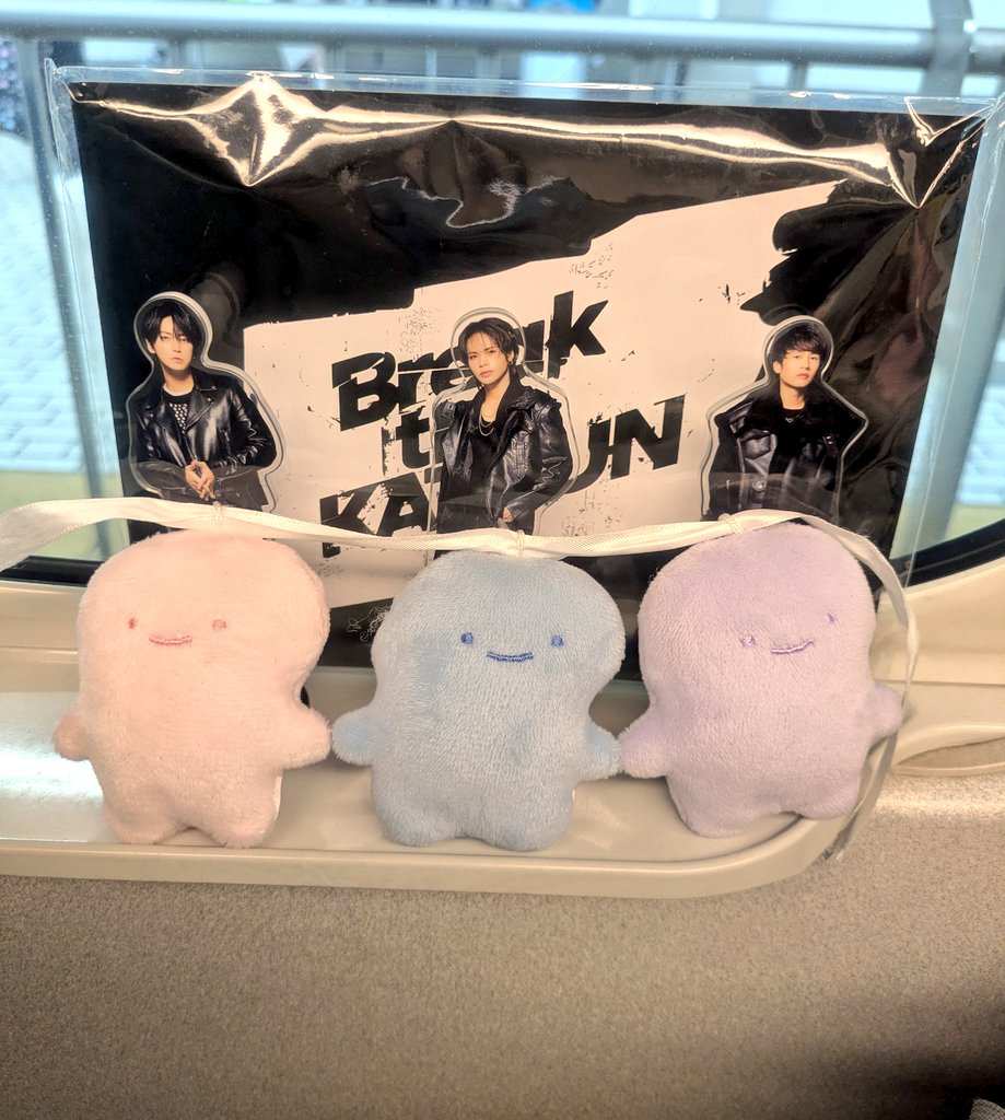 kun__kun__22's tweet photo. ライブの次の日、浅草観光に行ったら365日のハンドクリームが売ってたので3/22を見たらなんとKAT−TUNカラーではないか。
写真だと青がわかりにくいけど、見事に青とピンクと紫。ちょっと怖くなった笑
もちろん即買いです！
新幹線の中で写真大会しました📸 https://t.co/NgRS0u6qwq