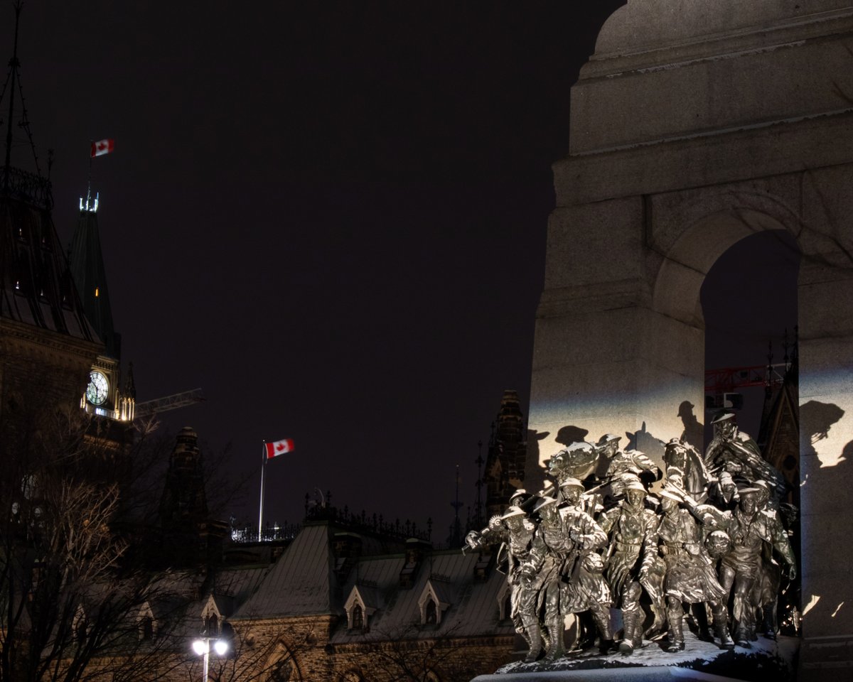 Today, we honour and remember those who made the ultimate sacrifice for our flag, our country, and the freedoms we enjoy every day 🇨🇦 

We will remember them. #LestWeForget #RemembranceDay