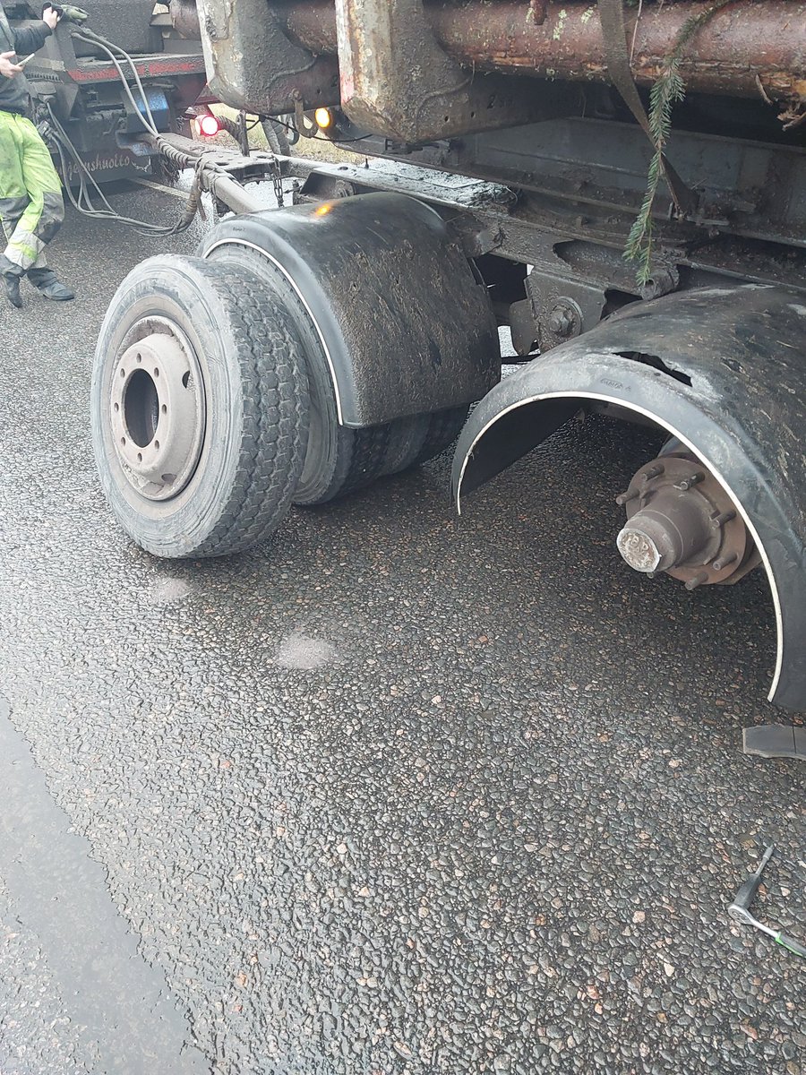 Tähän aikaan vuodesta kun vaihdetaan taas talvirenkaita, on tärkeää muistaa asianmukainen renkaiden jälkikiristys. 🛞

Tämä rengas irtosi tänään täysperävaunuyhdistelmästä Valtatie 15 varrella kesken ajon. Onneksi toinen kuljettaja ehti väistää irtorengasta ajoissa. 😵‍💫