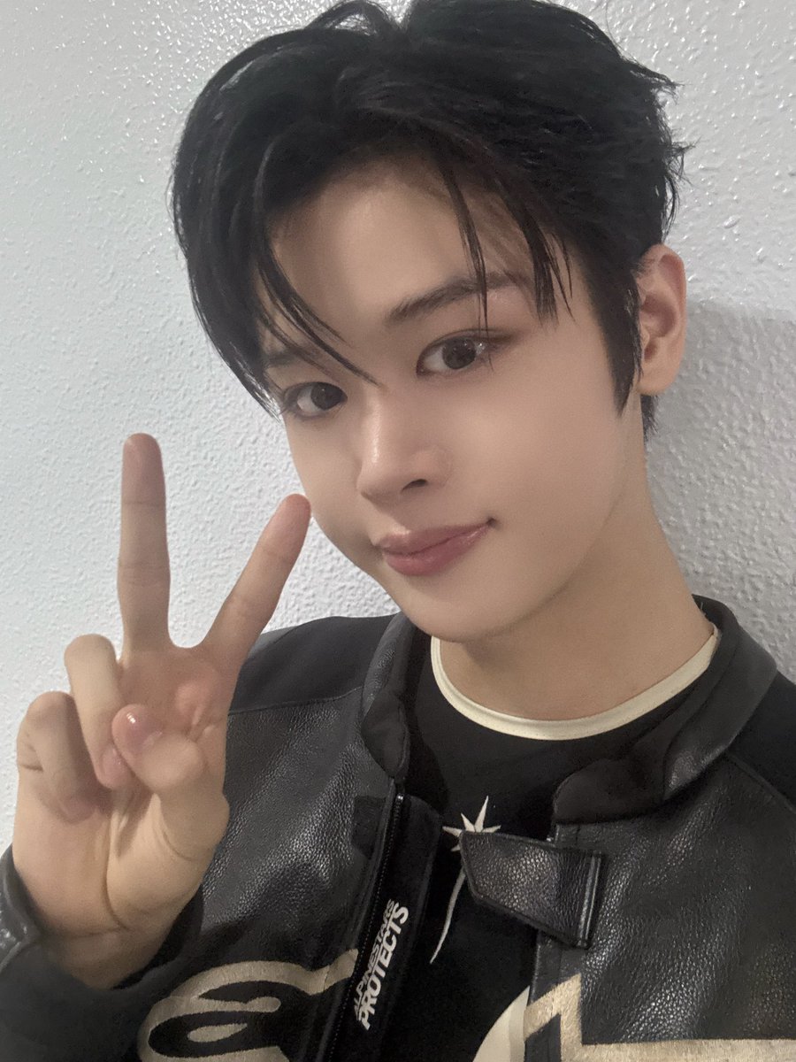To the max🖤🖤🖤

#마징시앙 #MAJINGXIANG 
#CLOSEYOUREYES #클로즈유어아이즈
#클유아 #CYE