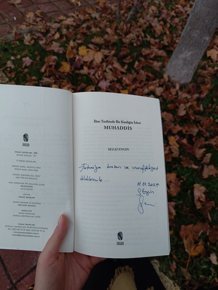 Kıymetli  <a href="/SezaiEngin/">Sezai Engin</a> hocamızın  BŞEÜ İlahiyat fakültesinde düzenlenen kitap söyleşisinden.
Hocamızın içten ve samimi üslûbuyla söyleşiden ve kitaptan çok şey istifâde ettik, Allah razı olsun.
İnşallah bir sonrakine hocamızın hadis meclislerinde bulunmak umuduyla..