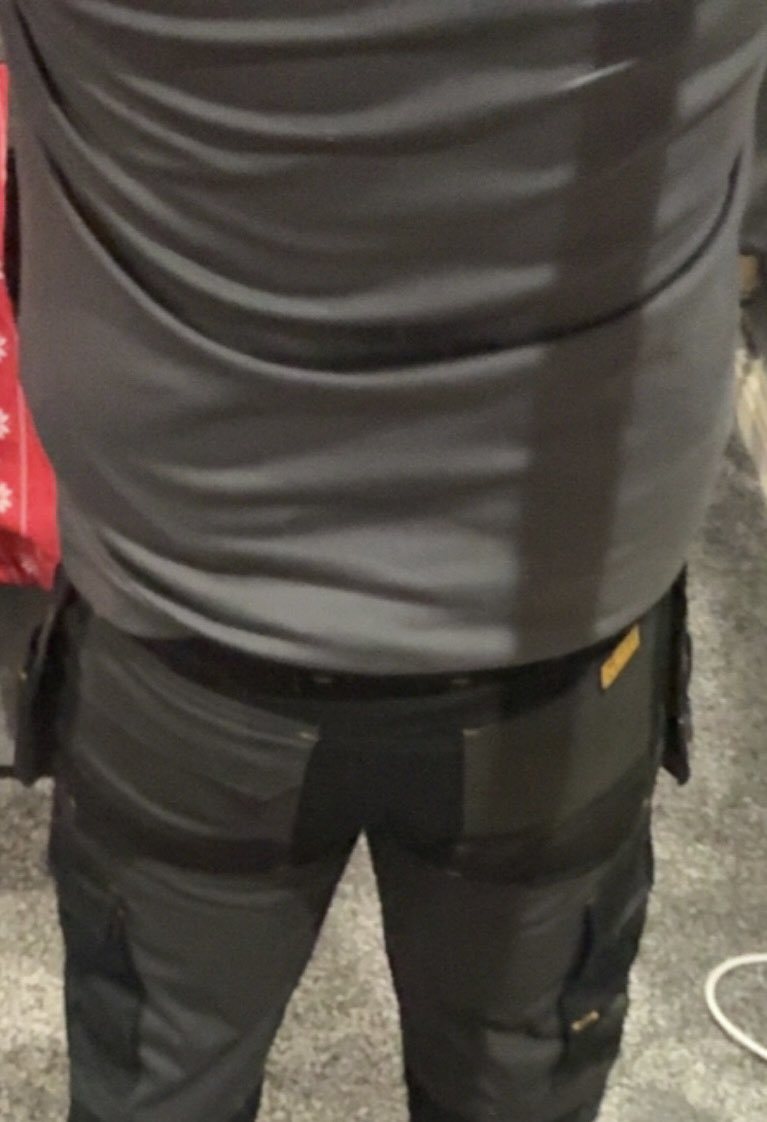 Discreetgu96314's tweet photo. My ass always looks so peachy in a pair of tradie trousers! #gaybottom #gay https://t.co/mBsZ38i0w4