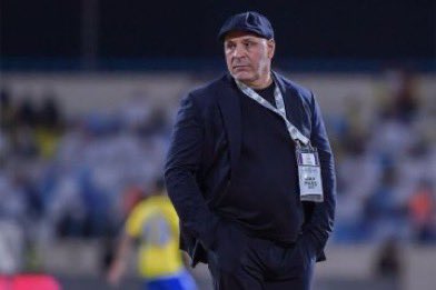 توقعاتي في حال اقالة الغواسيل من الممكن نشاهد احدهم يدرب نادي الشباب. 🖤🤍