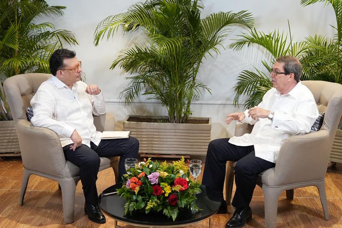 🔹Invitamos a ver la entrevista ofrecida por el Ministro de Relaciones Exteriores de Cuba, Bruno Rodríguez al periodista <a href="/HOLLMANMORRIS/">Hollman Morris</a>, en su programa "Noches de Opinión".

Entrevista completa 👉youtube.com/live/Cs18_DF7I…