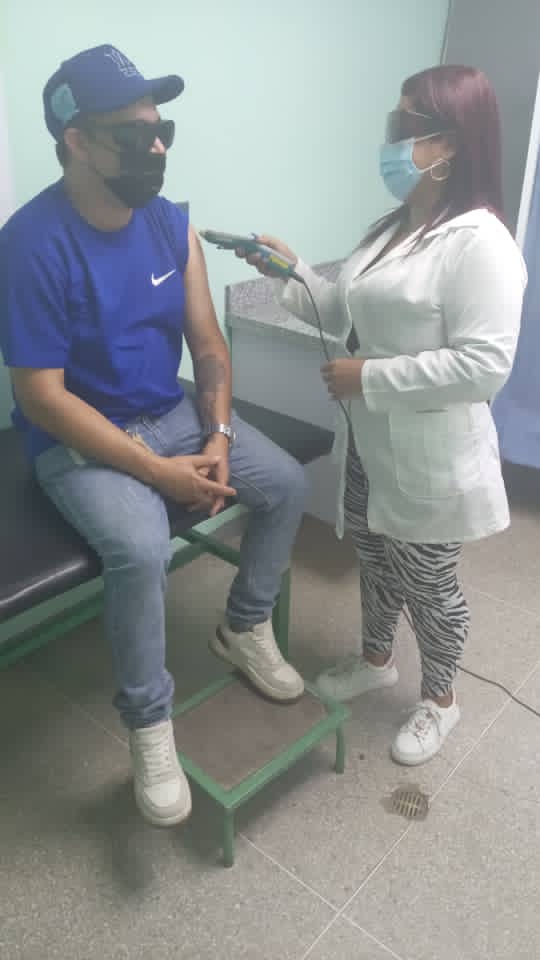 Lic. en Rehabilitación Raidi Ramirez Betancourt  brindando atención a los pacientes en la  Sala de Rehabilitación Integral Amelia Blanco. Municipio Libertador. #CubaPorLaVida