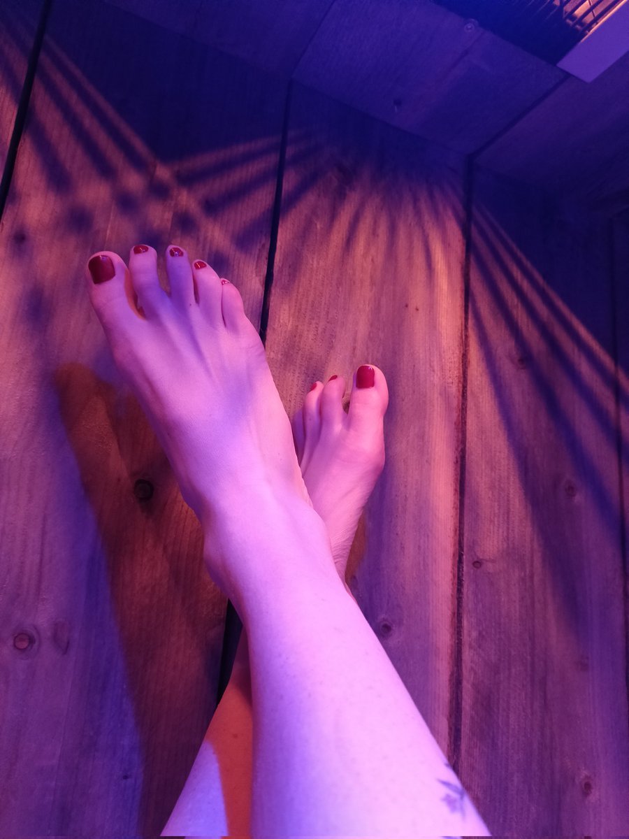 78lasofia's tweet photo. Sauna, relax.. 
#feet #rednails #relax https://t.co/wLT4rGvEOY