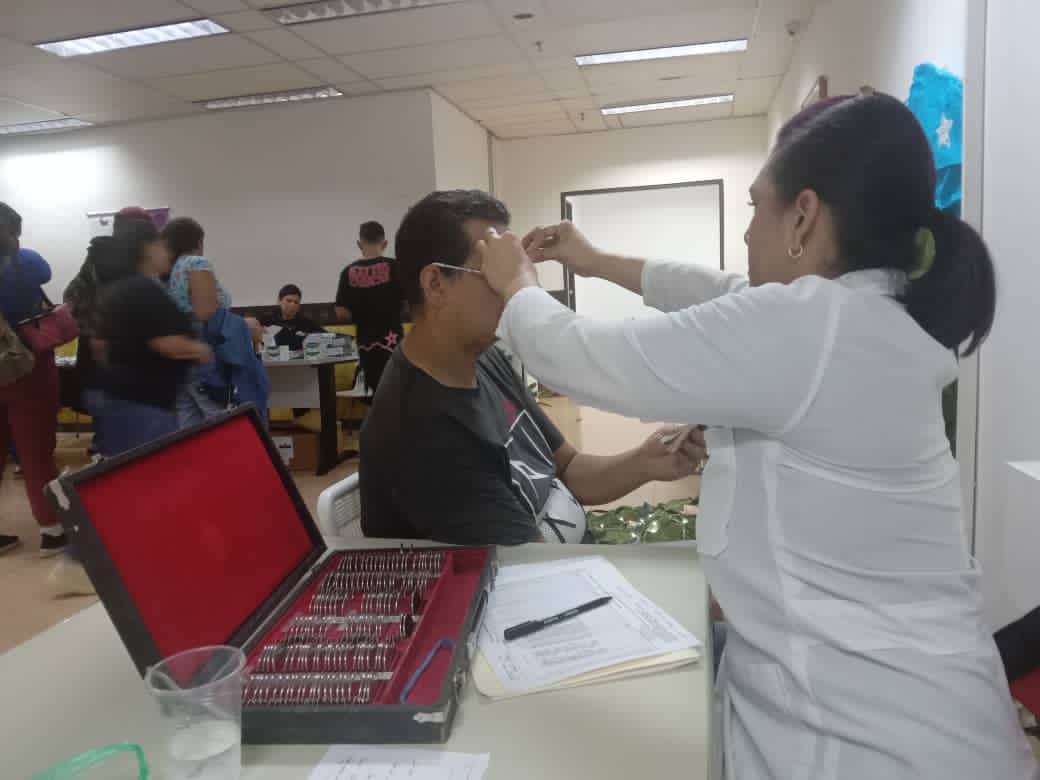Jornada de Salud asistencial realizada en la Parroquia La Catedral. Municipio Libertador Estado Distrito Capital. Licenciada en Óptica y Optometría del Centro Diagnóstico Integral Amelia Blanco Erlis Cruz Beritán.
#CubaPorLaVida