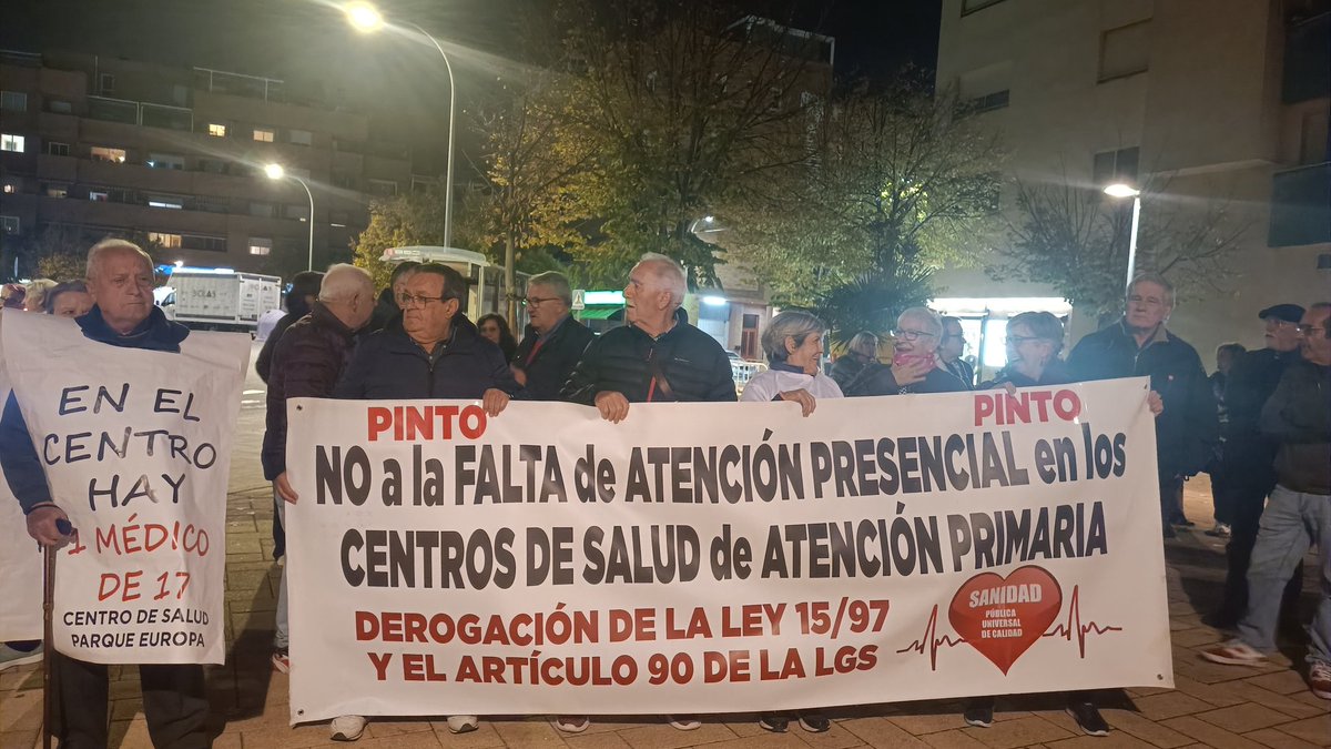 ChristopheDes16's tweet image. SANIDAD PÚBLICA - PINTO 
Concentración de l@s vecin@s para rodear el C.S. Parque Europa, en Pinto hoy 11/11, con el apoyo de l@s compañer@s de Parla @ParlaObrera_P 
¡Derogación de la ley 15/97!
"Nos rodean los recortes,
nosotros rodeamos la Sanidad"