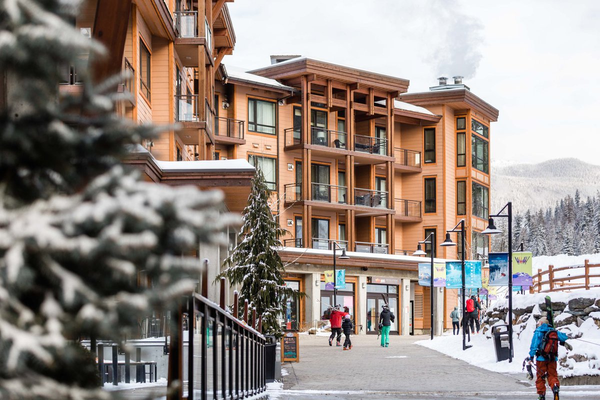 How soon is too soon to visit after a disaster? @onantaforbes joined me on this week's show to tackle that question. Plus <a href="/revelstokemtn/">Revelstoke Mountain Resort</a> on the coming ski season. And @rewardscanada begins a new monthly feature on the world of travel rewards. Listen now at bit.ly/3Lsrj6C