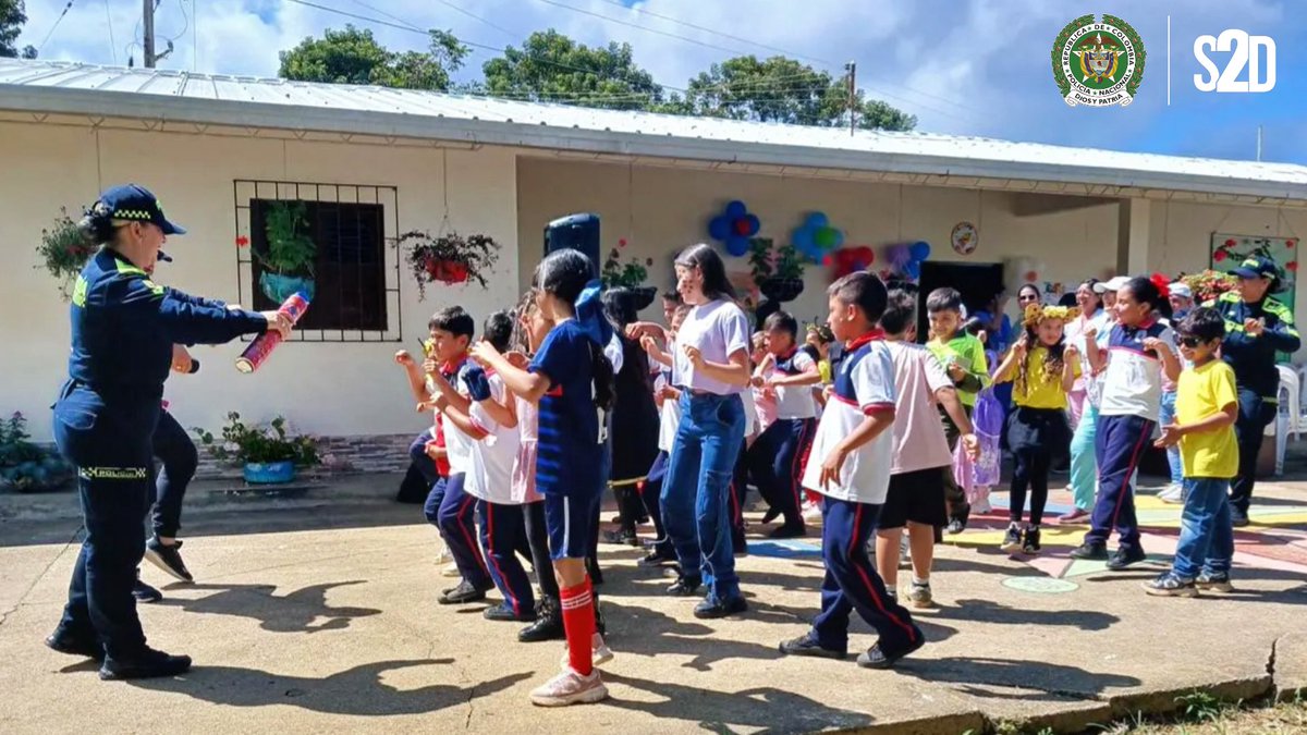 PoliciaStander's tweet photo. En la vereda Buenavista de #ElSocorro, @ProteccionPonal realizó una jornada lúdico–pedagógica enfocada en la prevención del maltrato infantil.
Con juegos y actividades recreativas, se promovió el respeto y la protección de los derechos de  nuestros niños, niñas y adolescentes. https://t.co/GQpsLLDcxu