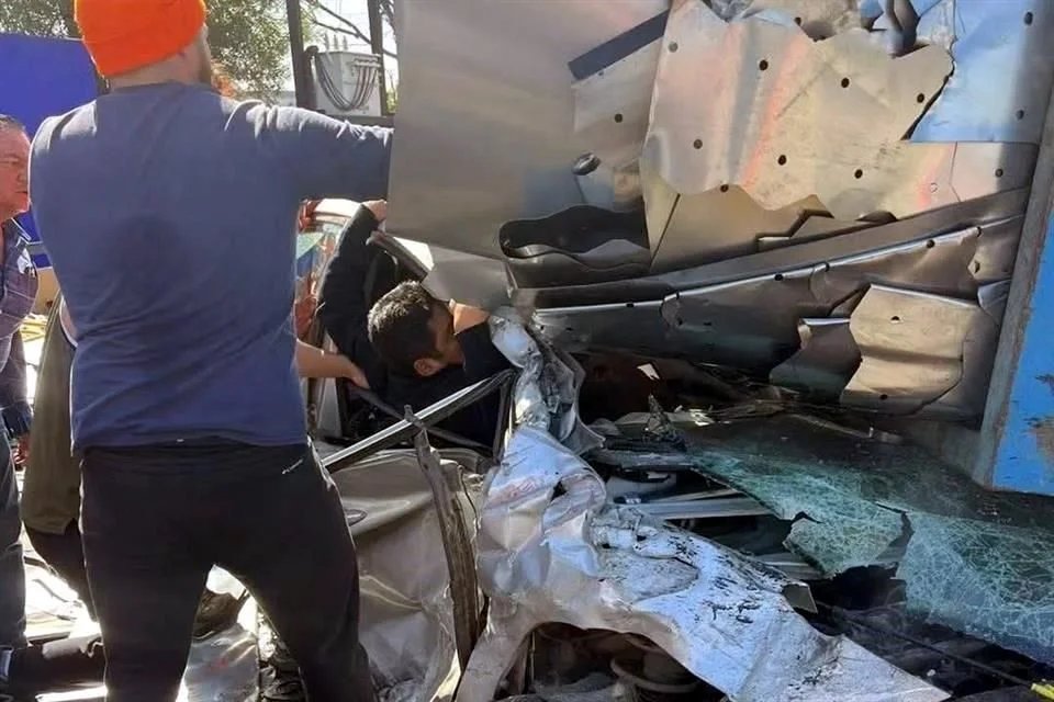 A ver <a href="/samuel_garcias/">Samuel García</a> atrévete a pasar todos los días por el atascadero que estás haciendo, a ver si vamos en "tiempo y forma". 
Súmale perder más de 4 horas diarias para poder llegar a tu casa o trabajo.
Neta pides "PACIENCIA" tu no lo vives, tu no sabes.