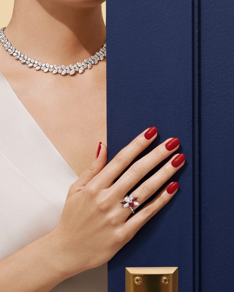 يُحوّل تصميم Winston الأحجار الكريمة إلى احتفالات متألقة بالنور.