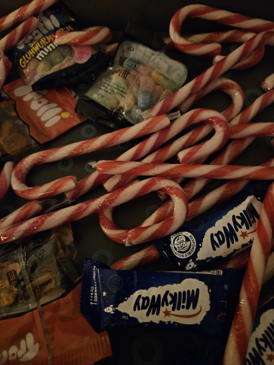 RVHTV's tweet image. Helemaal voorbereid en geen kind te zien....heel jammer in #Oentsjerk #StMaarten 🙈