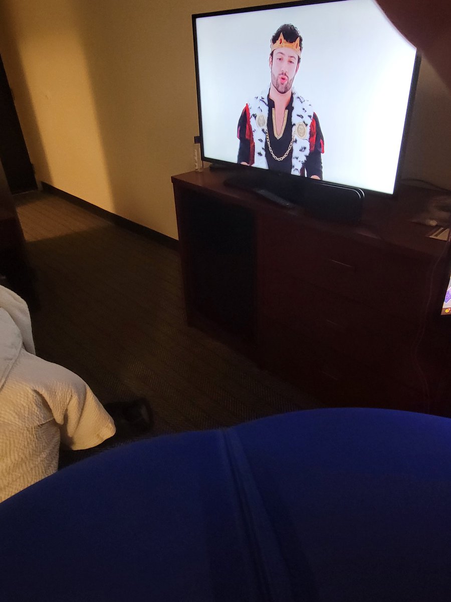 RandomInflator's tweet image. I can't see my feet