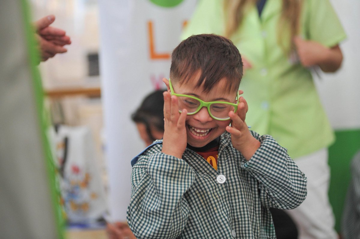compresidencia's tweet photo. 👓 Niños volvieron a recibir lentes gratuitos a través del Programa de Salud Visual.

ℹ️ La iniciativa permite realizar pesquisas para detectar patologías oculares y así mejorar su calidad de vida y su desempeño académico.

🔗 https://t.co/4hb1SbZbK9 https://t.co/4dQfzH6nlK