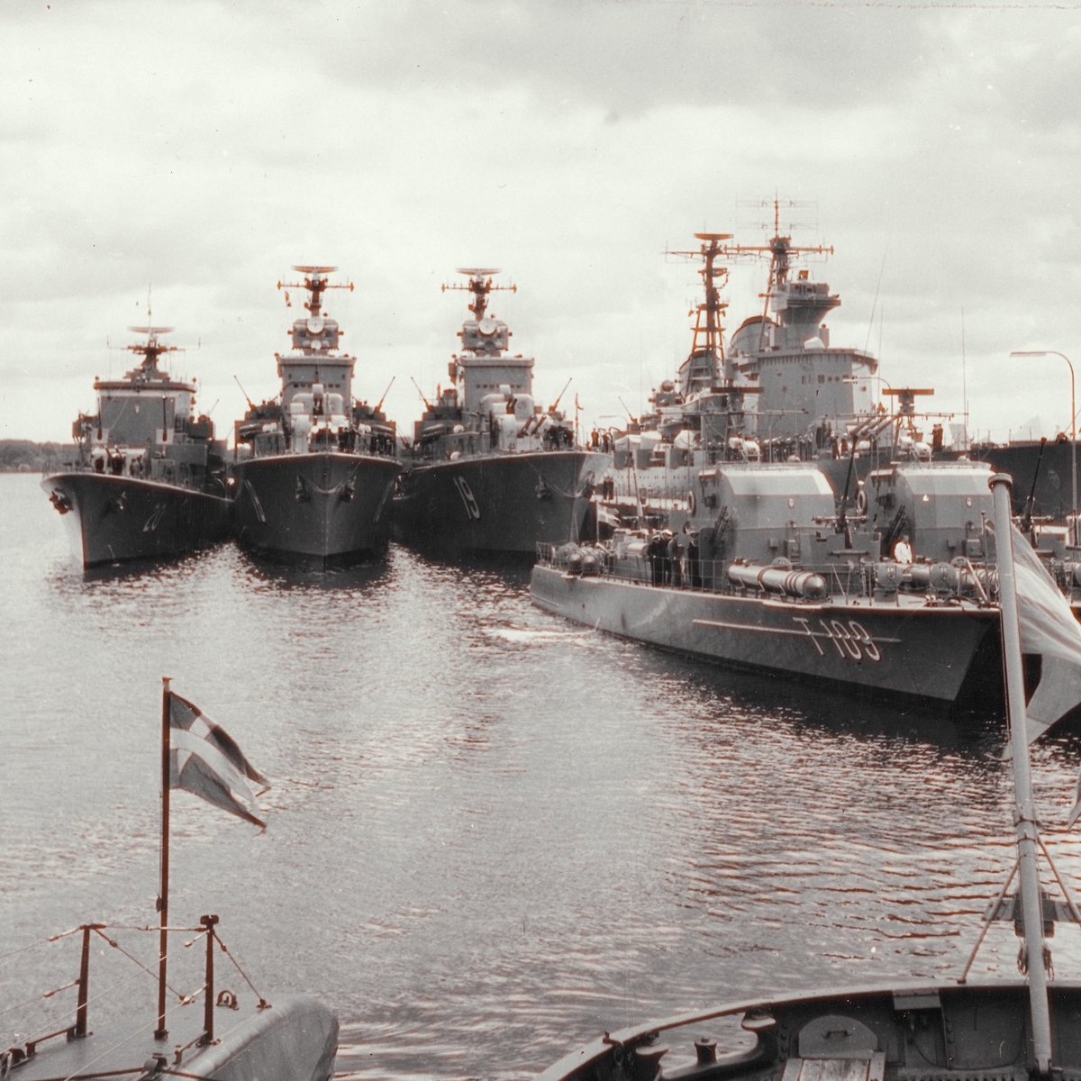Kustflottan i Kiel år 1958 ⚓️

Ett guldkorn ur Sjöhistoriska museets fotoarkiv.

Känner igen något av fartygen?

#Sjöhistoriska