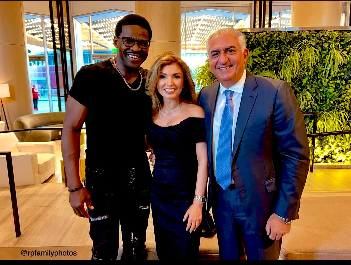 ainrh22111's tweet image. بانو یاسمین ار رقیب تام مورلی رونمایی کرد…

مبارک سس تپلی😂😂😂