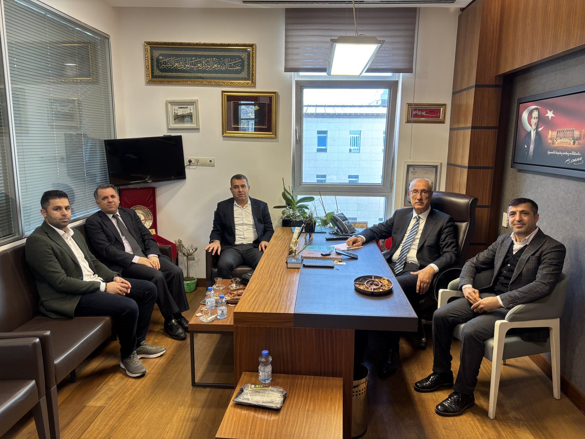 Değerli Milletvekilimiz Sn. #FeyziBERDİBEK beyi dernek yönetimi ile beraber ziyaret edip kendileriyle Bingöl, hemşehrilerimiz ve dernek faaliyetlerimiz üzerine güzel bir sohbet gerçekleştirdik.
Nazik ev sahiplikleri, samimi ilgileri ve kıymetli zamanlarını bizlere ayırdıkları