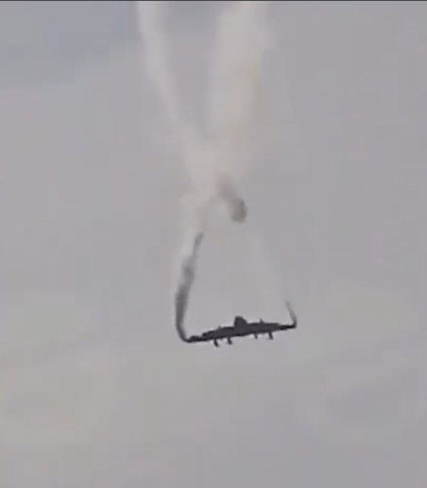 🚨💥THK'nin C130 uçağının düşerken havada 2-3 parçaya bölünerek gövde bütünlüğünün bozulmuş olduğu görülüyor.

Burun ve kuyruğun koptuğu, sadece kanatlardan ibaret bir aracın düştüğü görülüyor.

Böyle bir duruma ancak birden fazla iç veya dış kaynaklı patlama neden olmuş