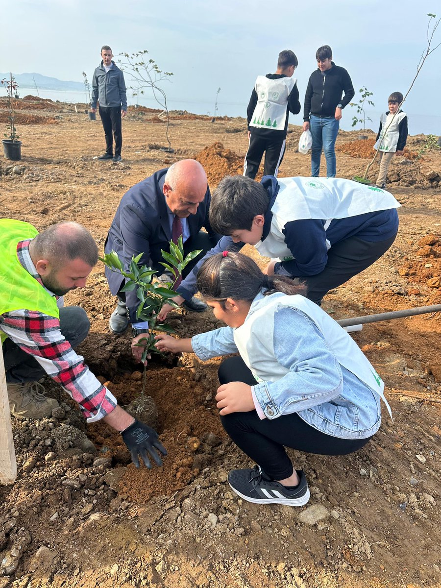 🌱 “Sevdamız Yeşil Vatan” etkinliğinde öğrencilerimizle doğaya bir nefes, geleceğe bir umut kattık. 💚🇹🇷 #SevdamızYeşilVatan