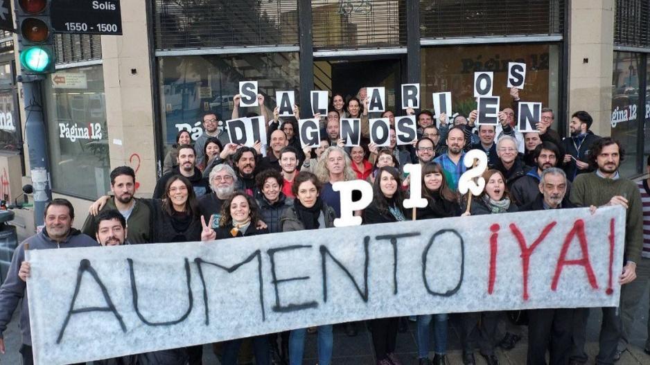 TRABAJADORES DE PRENSA:

«Escribimos esta carta pública a la dirección periodística. Les pedimos que estén a la altura de la historia del medio que dirigen.(...) Porque no se puede hablar de derechos sin defender los derechos de quienes trabajan en el diario"

Página 12, Extracto