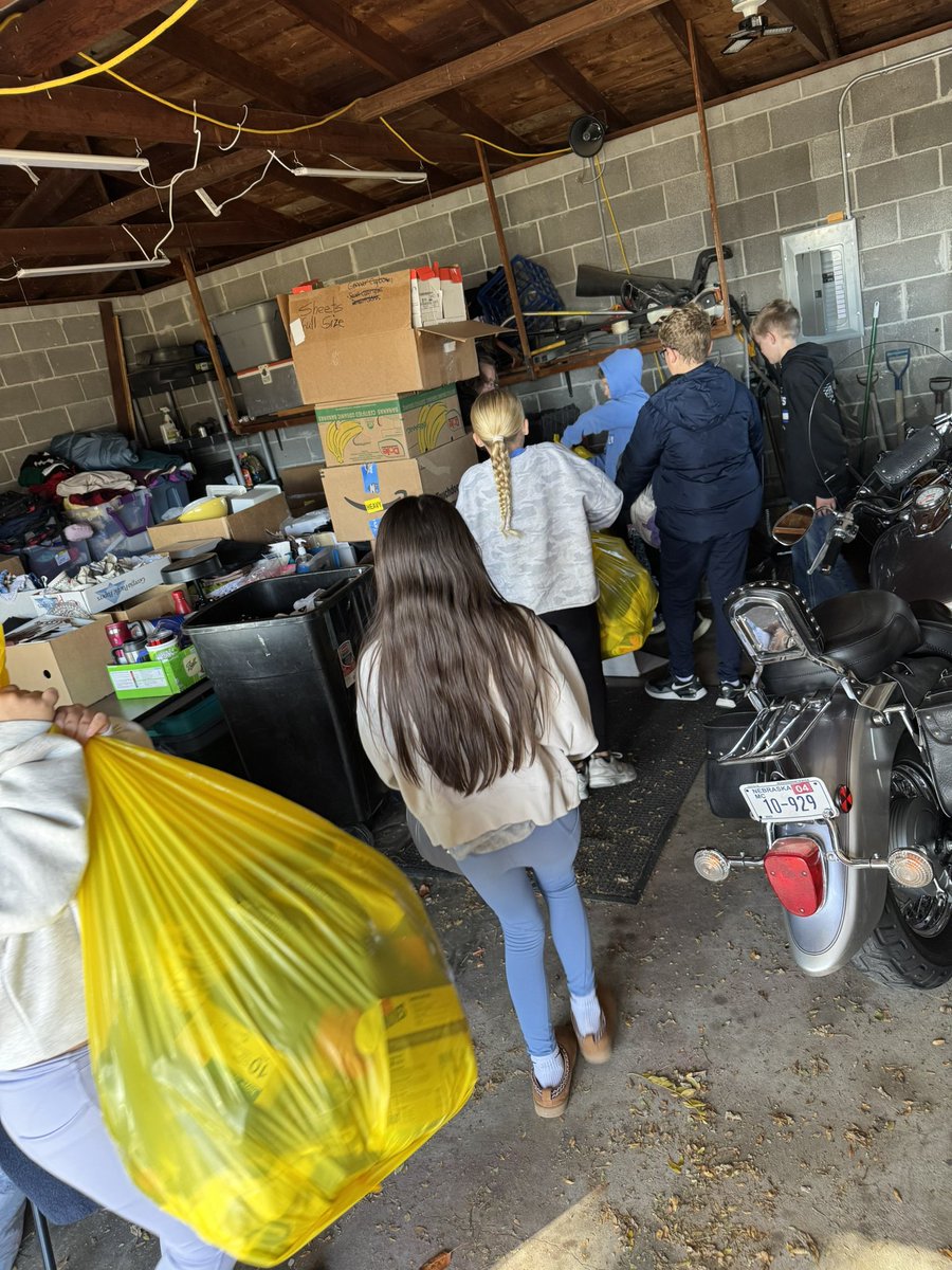 Shell Creek student council kids delivered 1000 pairs of socks from our Socktober drive in October to the Columbus Rescue Mission! #lakeviewvikes <a href="/ShellCreekVikes/">LCS Shell Creek Elementary</a> <a href="/schmidtyjCol/">Jillian Schmidt</a>