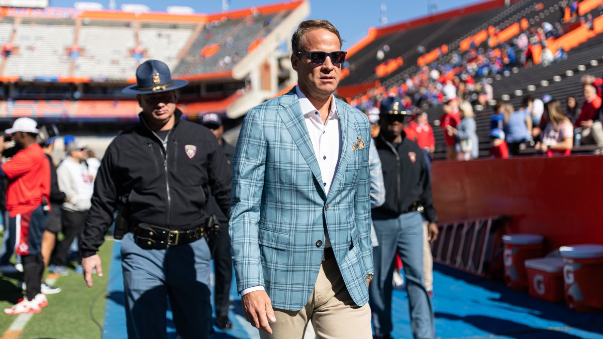 Lane Kiffin on his looming decision between staying at Ole Miss or leaving for Florida:

‘I ain’t figured all that out.’

STORY: on3.com/teams/florida-…