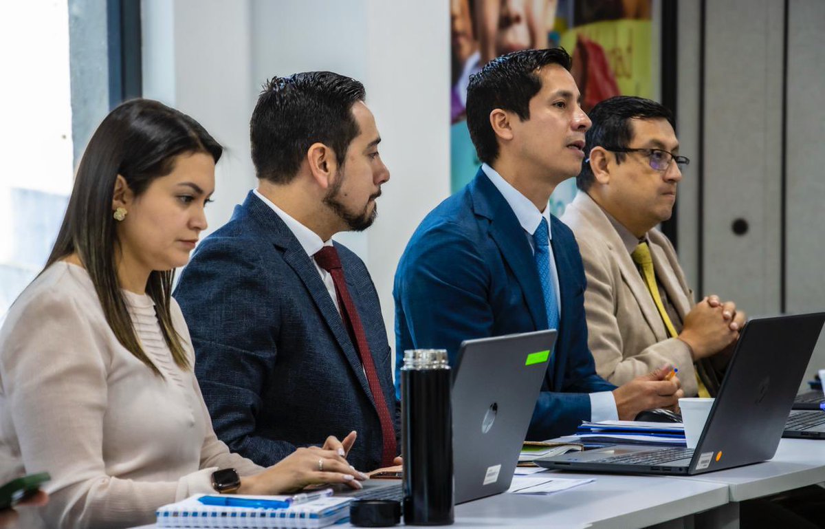 Esta mañana los viceministros, Gustavo Ayala, Jaime Medina y Christian Salazar, mantuvieron una reunión con representantes del <a href="/BancoMundial/">Banco Mundial</a>, con el objetivo de fortalecer la cooperación para avanzar en proyectos estratégicos que impulsen:

📚 La educación técnica y tecnológica.