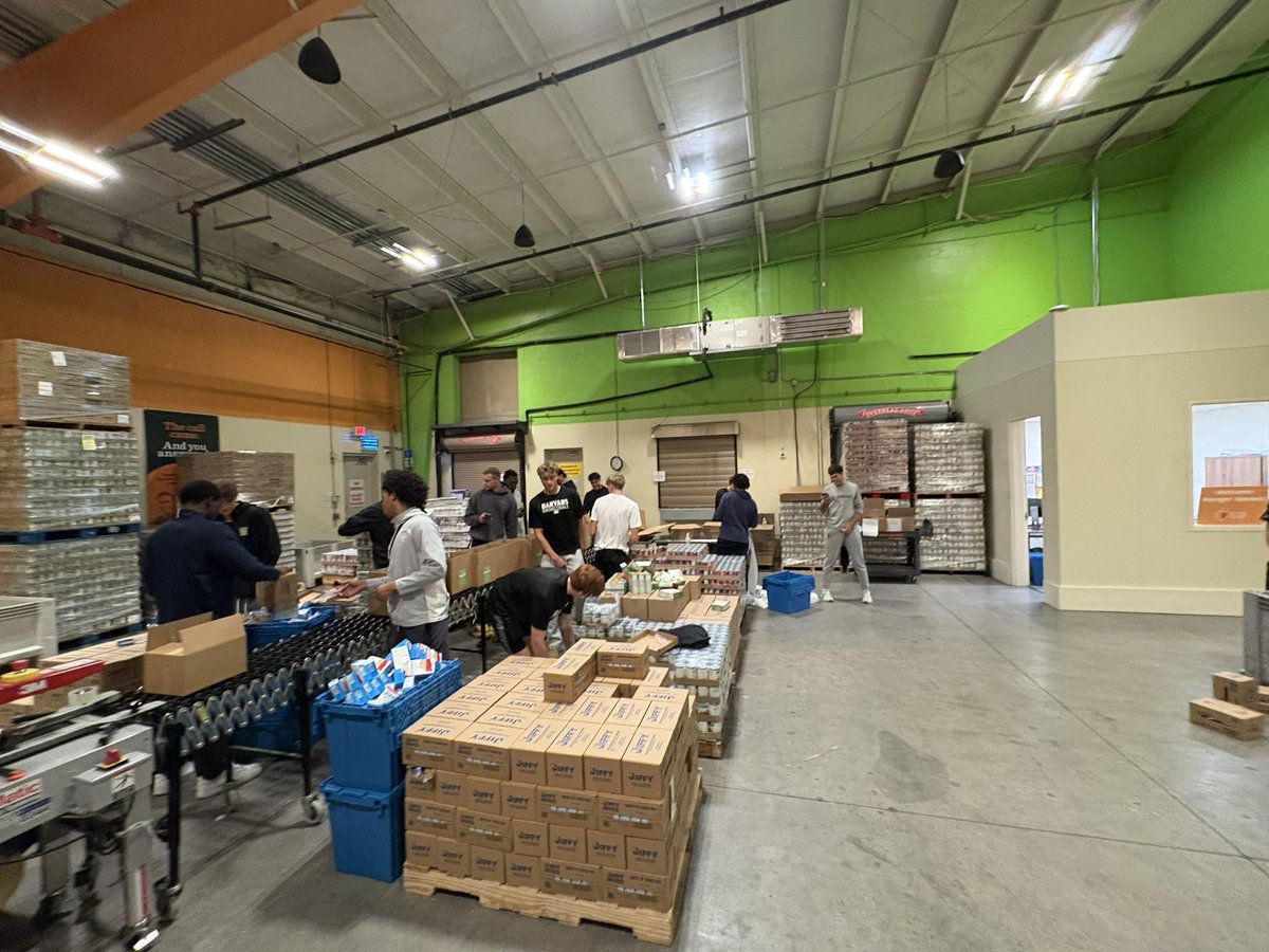 NCFBanyansMBB's tweet image. Our team served with All Faiths Food Bank in Sarasota today and packed enough food to feed 350 families for Thanksgiving! 

Love. Serve. Compete.