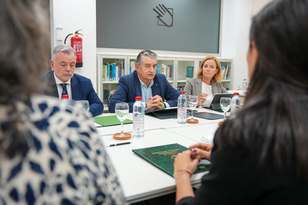 Los fisioterapeutas son esenciales para la recuperación y autonomía de miles de personas.

Reunión productiva con <a href="/Colfisio/">Colfisio</a> dentro de nuestra Agenda del diálogo y la escucha.

Compromiso, colaboración y avances para una sanidad cada día mejor.