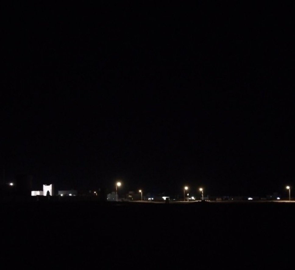 أحيانًا أختار الانعزال،
لا هروبًا من الناس، بل نجاةً من الضجيج الذي يلوث داخلي.
أختبئ في صمتي وكأنّي أرمم نفسي سرًّا،
أعيد ترتيب أفكاري، أضمد خيباتي،
وأتذكر أن السلام لا يُوجد في أحدٍ،
بل في زاويةٍ ضيّقةٍ لا يسمع فيها أحدٌ قلبي سواي ..