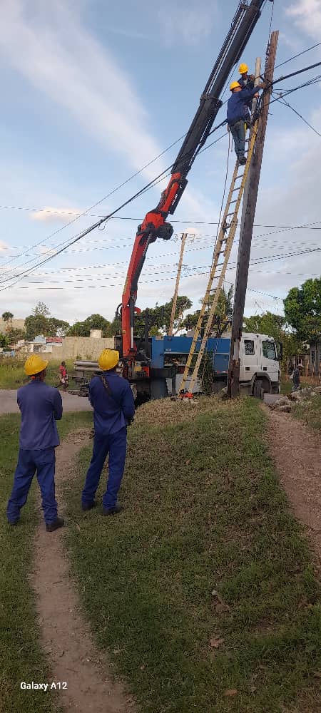 Nuestros muchachos de #EtecsaMayabeque continúan sus labores en la recuperación de las redes de telecomunicaciones en el municipio de Santiago de Cuba. 
#EtecsaConCuba