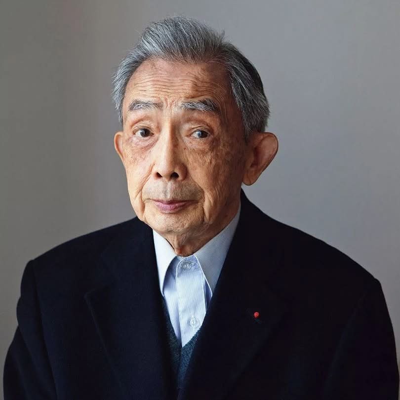 "Ce quelque chose - ou quelqu’un -
Venu de loin
Qui nous effleure avec douceur,
Dans la velléité de l’aube,
Pour nous annoncer que toujours
Le monde recommence.

Il nous entoure d’une tunique d’herbe
Et de rosée,
Puis s’en va à pas d’écureuil,
Nous laissant inter-dits,
Dans le