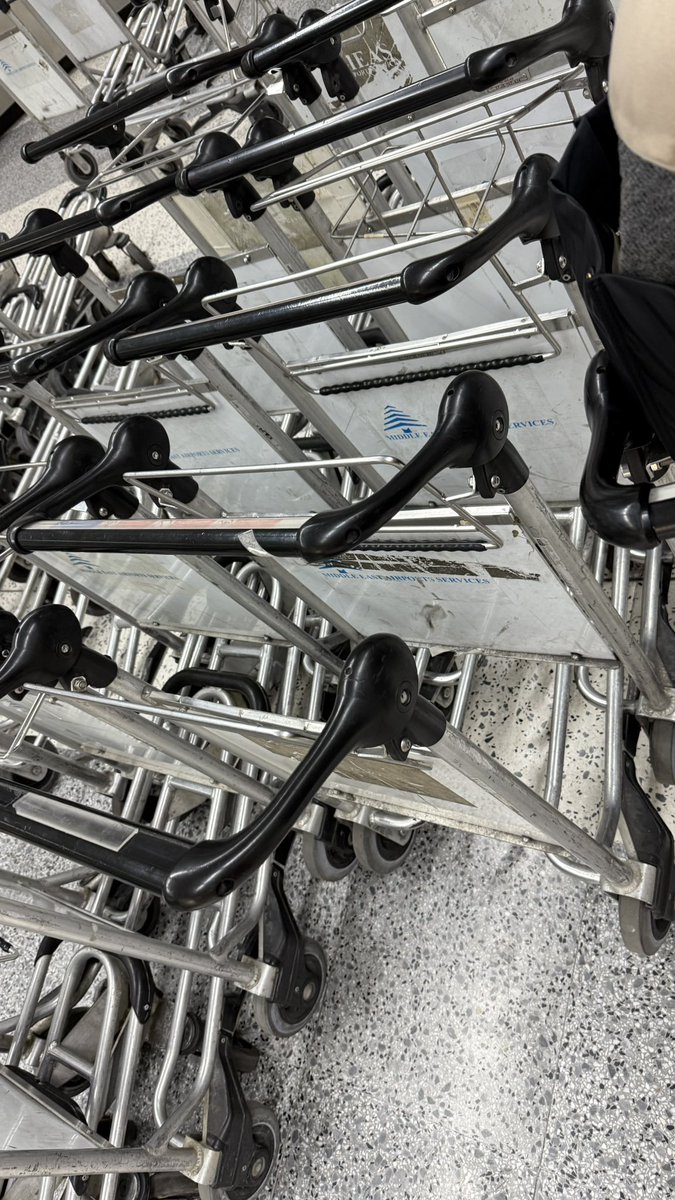 سؤال بسيط:
اوّل ما يوصل الإنسان عالمطار بدو يستعمل هالعرباية.
اديه بتكلّف الدولة يجيبوا عربايات جدد؟! بشرفكن يا جماعة بس هالمطار يلي قد النتفة اشتغلوا عليه تا يبطل متل الإسطبل 🤦🏻‍♀️

مش مقبول ولوووو!  هيدا المينيموم!!
#مطار_بيروت