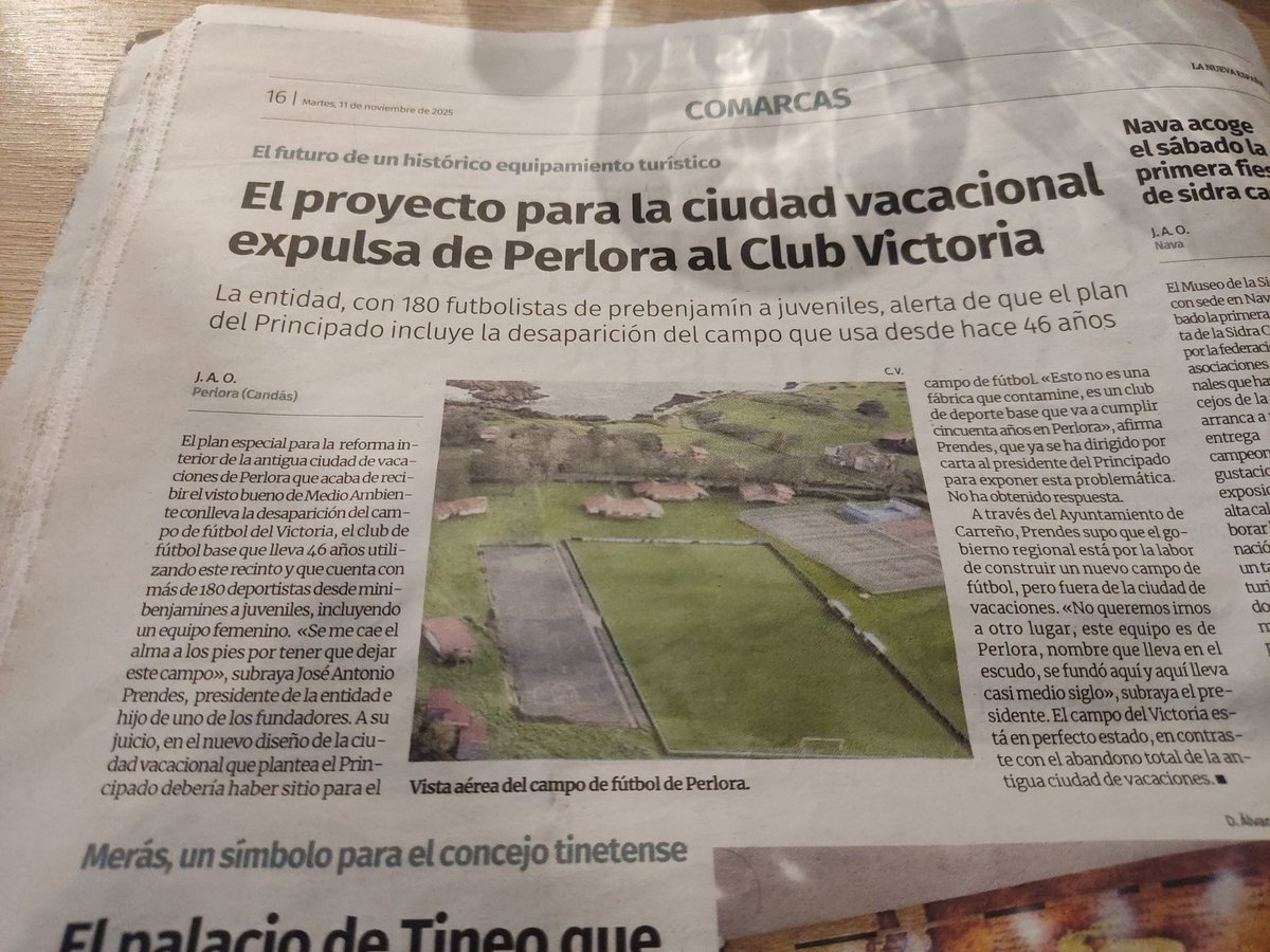 Boca86's tweet photo. @elcomerciodigit Y para eso es necesario echar al @VictoriaPerlora de la ciudad residencial?? Que son los únicos que han mirado por Perlora y mantienen el campo en perfectas condiciones y sus instalaciones?? Putos inútiles tenemos al mando de todo. https://t.co/oIHkFEKTH2