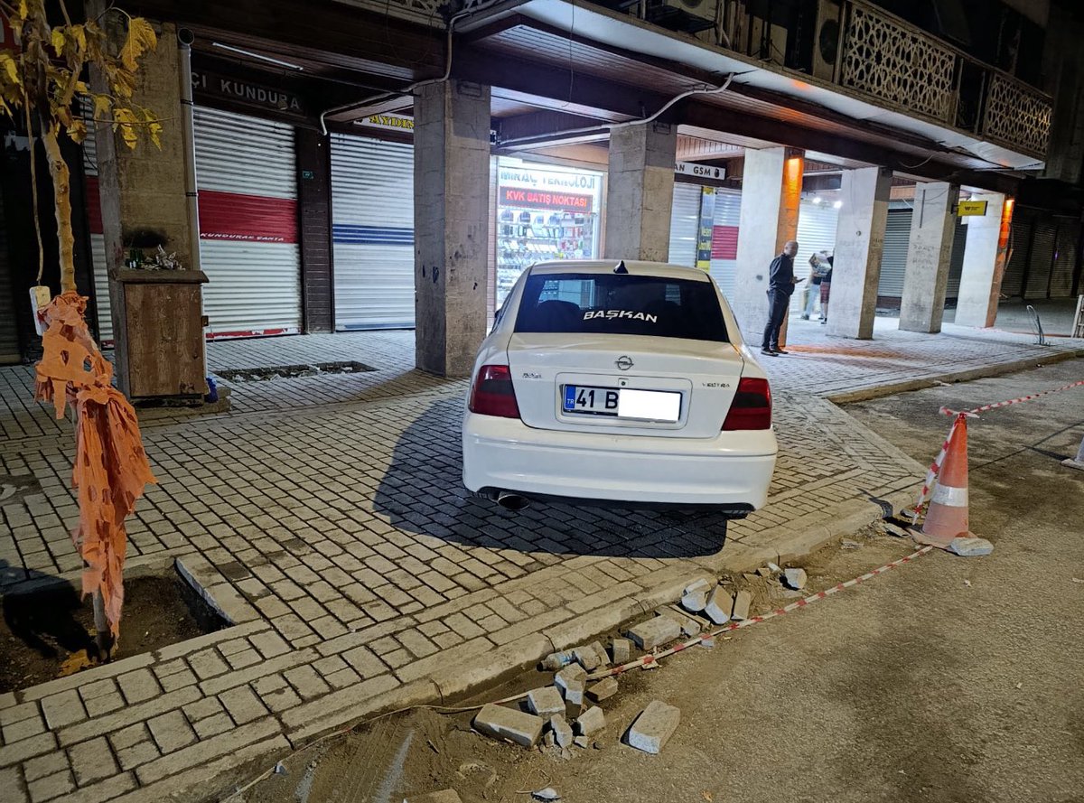 Divanyolu Yayalaştırma Projesi, Şanlıurfamızın çehresini degiştiren önemli bir vizyon çalışmasıdır. Ancak ustalıkla döşenen taşların bu şekilde tahrip edilmesi kabul edilemez.

Bu emek, bu yatırım kimsenin dikkatsizliğine kurban edilemez. Şehrimize, yapılan işe ve emeğe sahip