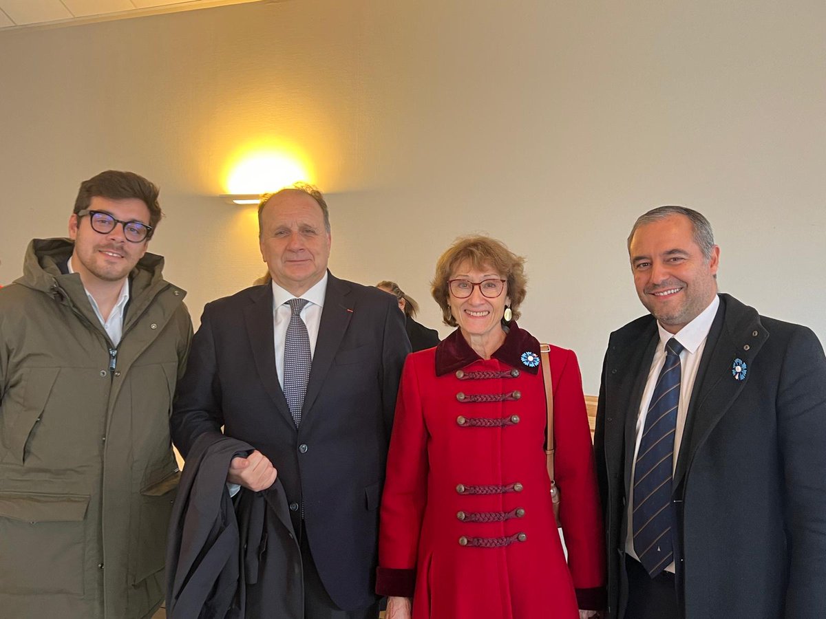 hoje na companhia da Presidente da Câmara Municipal do Perreux-sur-Marne e Vice-presidente da Região da Ile de France , do Conselheiro Municipal David Monteiro e do meu amigo Mickaël Fernandes.
Um bom momento.