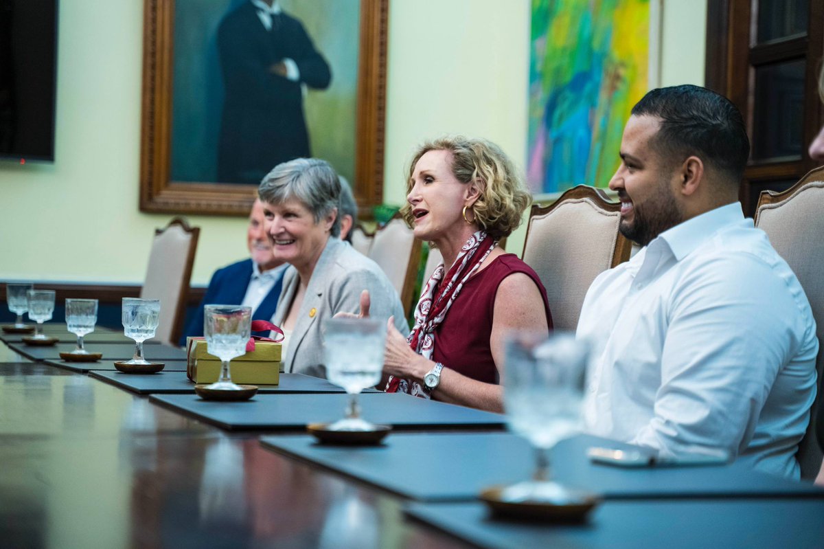Jenniffer's tweet image. Con la misión de seguir fortaleciendo la educación universitaria en Puerto Rico, hoy sostuve una reunión con la Dra. Carrie L. Castille para conocer de primera mano las prioridades académicas y de investigación de la Universidad de Louisiana. Esta conversación nos permitió…