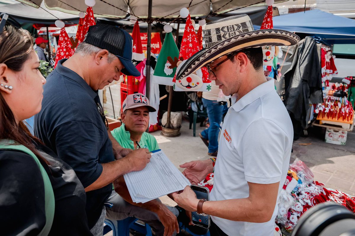 Hoy estamos en Valledupar, tierra de acordeones, cantos y cultura.
Seguimos con la Ruta Caicedo Presidente #IzquierdaConResultados, recogiendo firmas y sumando esperanzas desde el  Mercado Público y la Galería Comercial. 

Porque, como el vallenato, nuestra propuesta de país nace