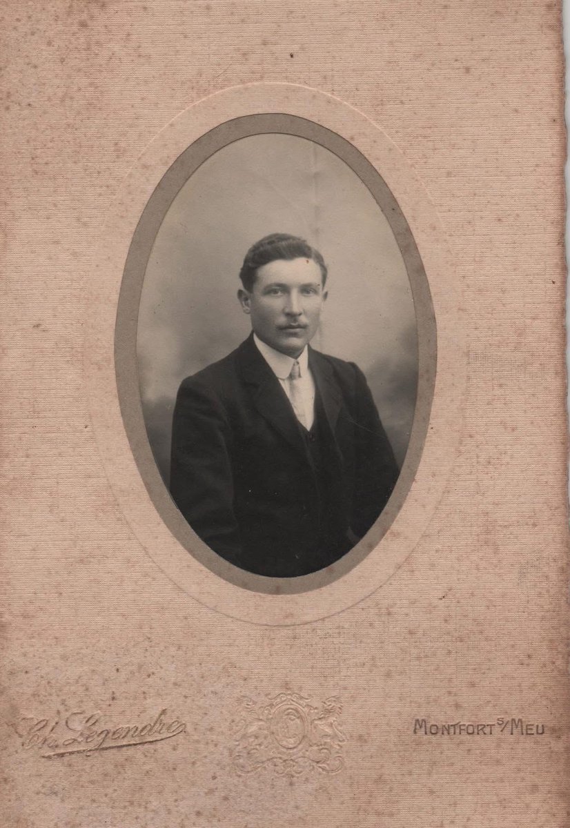 Cérémonie du 11 novembre à Cintré 

Hommage aux 32 Cintréens morts pour la France. Parmi ces noms inscrits sur le monument, mon arrière-grand-oncle Auguste Burel qui est rester avec ces frères d'armes en Champagne. 

Plus jamais ça 

Guerre à la guerre