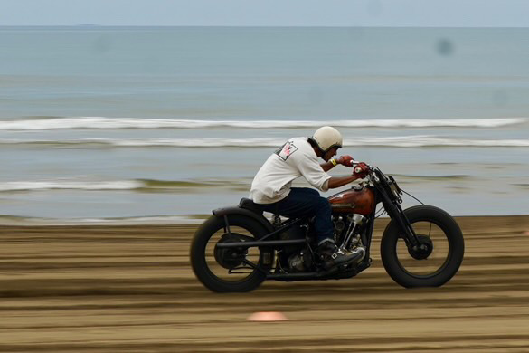 ByTsushima's tweet photo. 11/23ビンテージバイクランin津島【物販参加者さん御紹介⑧】サンドフラッツで三河から出走したバイクの展示及び地元MC(スカンクガレージ)のアパレル販売の［内山直行  スカンクガレージ］さんは「千里浜サンドフラッツにて出走したビンテージバイク」とのことです。宜しくお願い致します！ https://t.co/xx90OMMbqE