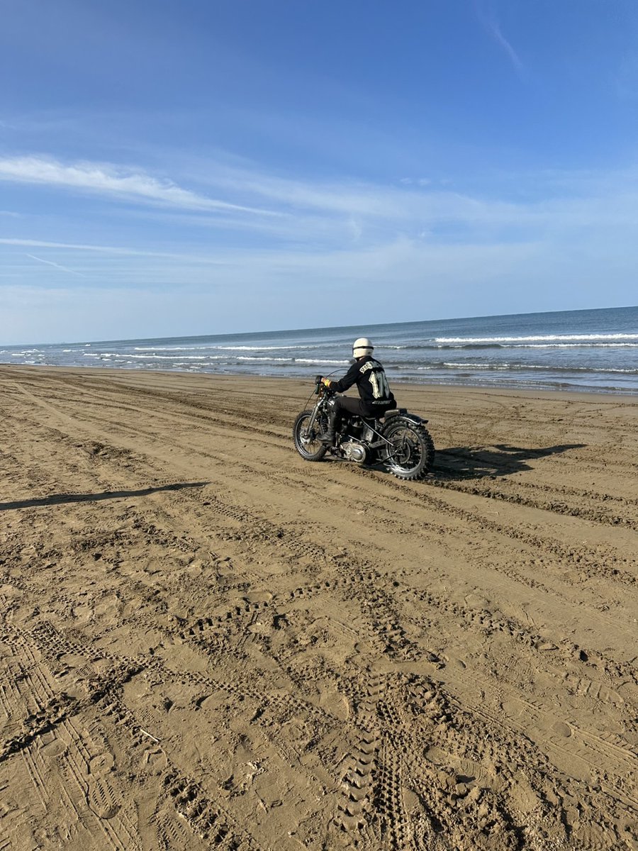ByTsushima's tweet photo. 11/23ビンテージバイクランin津島【物販参加者さん御紹介⑧】サンドフラッツで三河から出走したバイクの展示及び地元MC(スカンクガレージ)のアパレル販売の［内山直行  スカンクガレージ］さんは「千里浜サンドフラッツにて出走したビンテージバイク」とのことです。宜しくお願い致します！ https://t.co/xx90OMMbqE