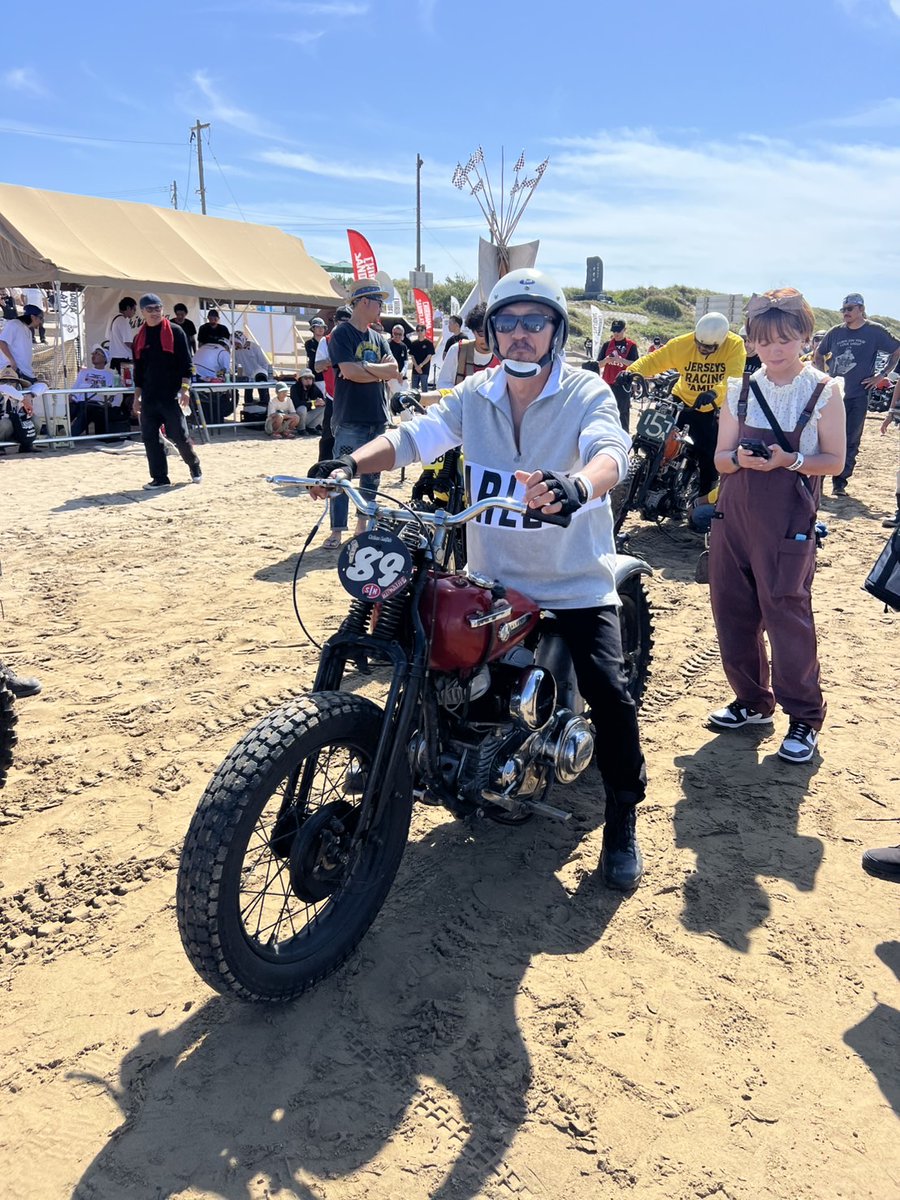 ByTsushima's tweet photo. 11/23ビンテージバイクランin津島【物販参加者さん御紹介⑧】サンドフラッツで三河から出走したバイクの展示及び地元MC(スカンクガレージ)のアパレル販売の［内山直行  スカンクガレージ］さんは「千里浜サンドフラッツにて出走したビンテージバイク」とのことです。宜しくお願い致します！ https://t.co/xx90OMMbqE