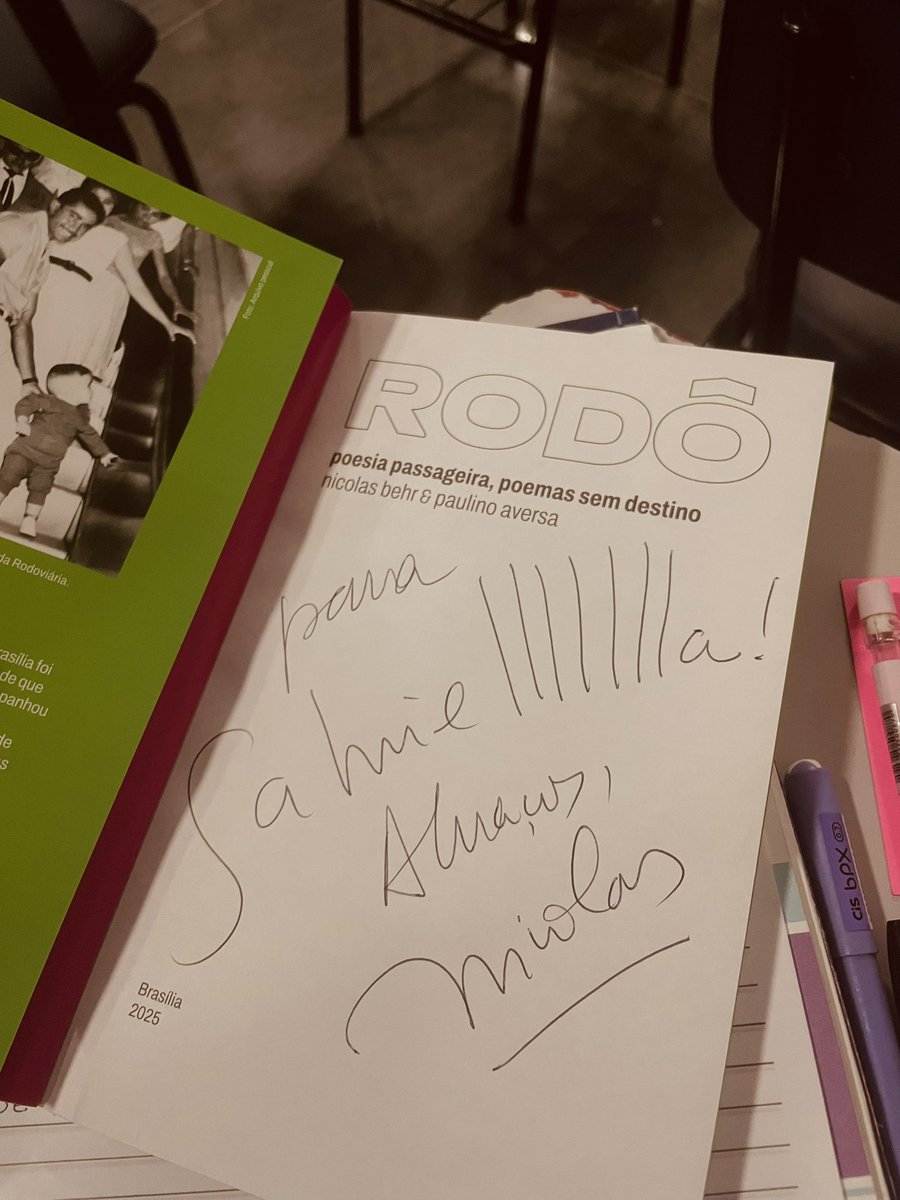 continue_a_ndr's tweet photo. Esse autógrafo com meu nome escrito com vários “L” no final compensou todas as vezes em que as pessoas escreviam meu nome com só um “L” https://t.co/1qDZmr8LS0