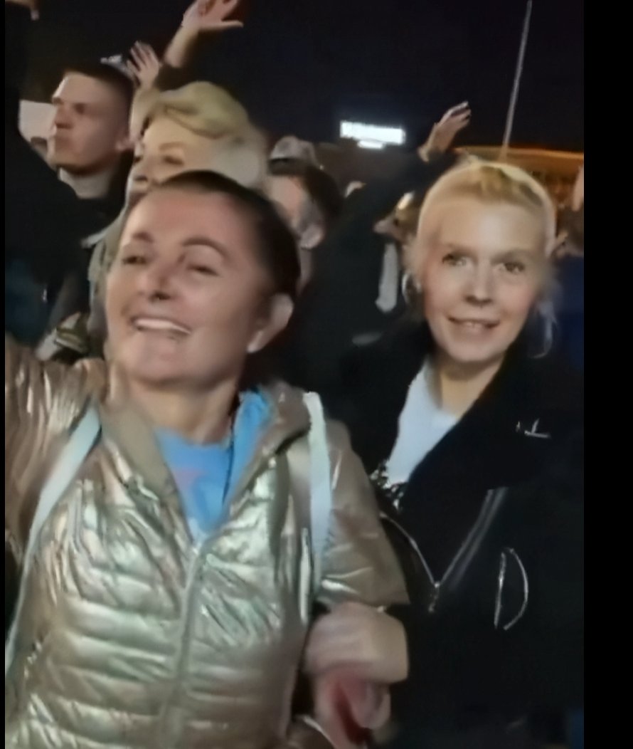Pa da je učinimo "poznatom".  Pre nedelju dana u ulozi mutave plovke, danas debilka sa laserom
Jelena Šarenac Mirijevo
facebook.com/jelena.sarenac…